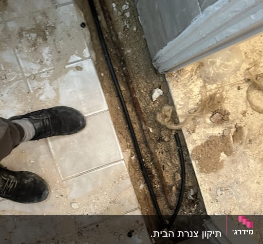 תמונה של עבודת אינסטלציה עם צינורות ברצפה